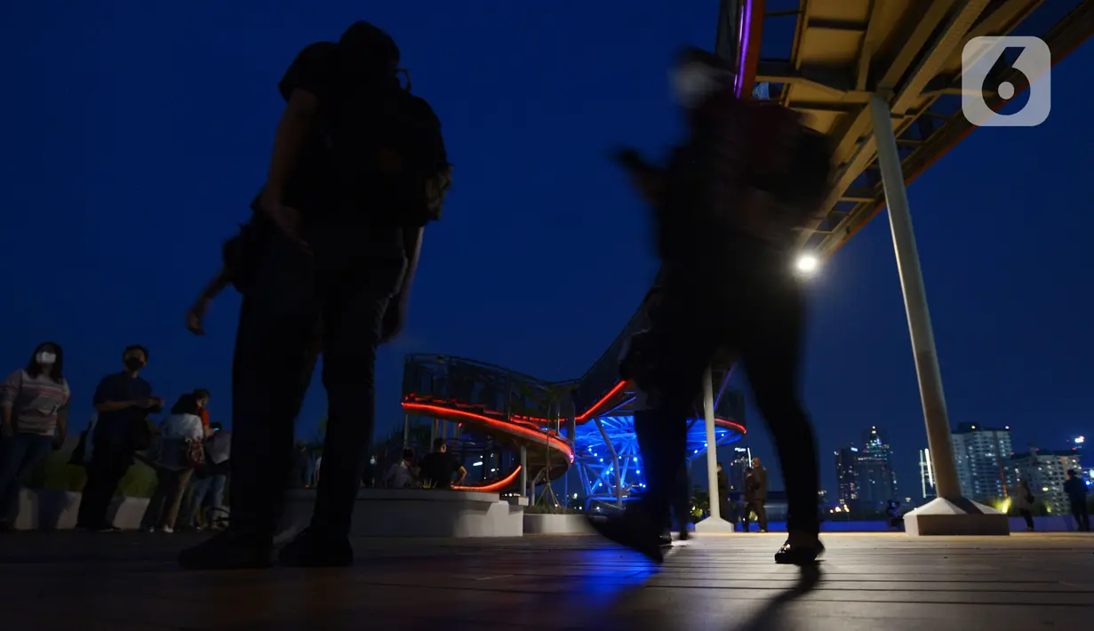 Pengunjung menikmati suasana di Skywalk Senayan Park, Jakarta, Rabu (29/12/2021). Tempat yang dulu dikenal dengan nama Taman Ria Senayan di era 70-80 an kini berganti konsep menjadi Senayan Park (SPARK). (merdeka.com/Imam Buhori)