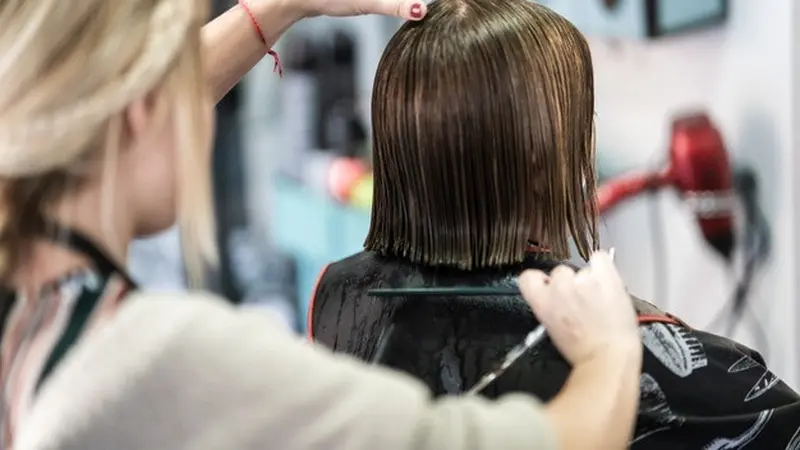 7 Arti Mimpi Potong Rambut Pendek, Pertanda Beruntung atau Sial?