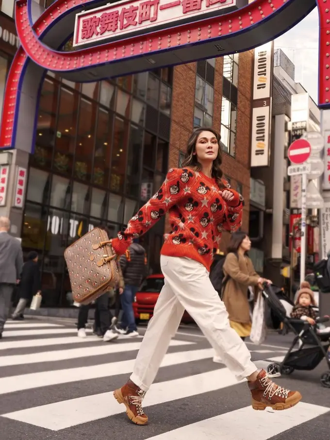 Inspirasi Gaya Tahun Baru Imlek Luna Maya dengan Gucci x Mickey Mouse
