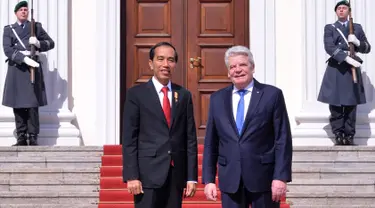 Presiden Joko Widodo (Jokowi) bertemu dengan Presiden Jerman Joachim Gauck di Kantor Presiden Republik Federal Jerman, Senin (18/4). Kedatangan Jokowi untuk membahas kerjasama perdagangan, investasi dan pendidikan vokasional. (Biro Pers Setpres)