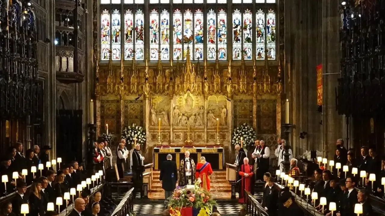 Ratu Elizabeth II di Westminster Abbey