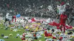 Pemain Besiktas dan Antalyaspor dibantu petugas mengumpulkan boneka yang dilemparkan oleh penonton pada laga lanjutan Liga Turki 2022/2023 yang berlangsung di Stadion Vodafone, Istanbul, Minggu (27/02/2023). Aksi tersebut ditujukan sebagai bentuk sumbangan untuk anak-anak korban gempa Turki. (AP Photo)