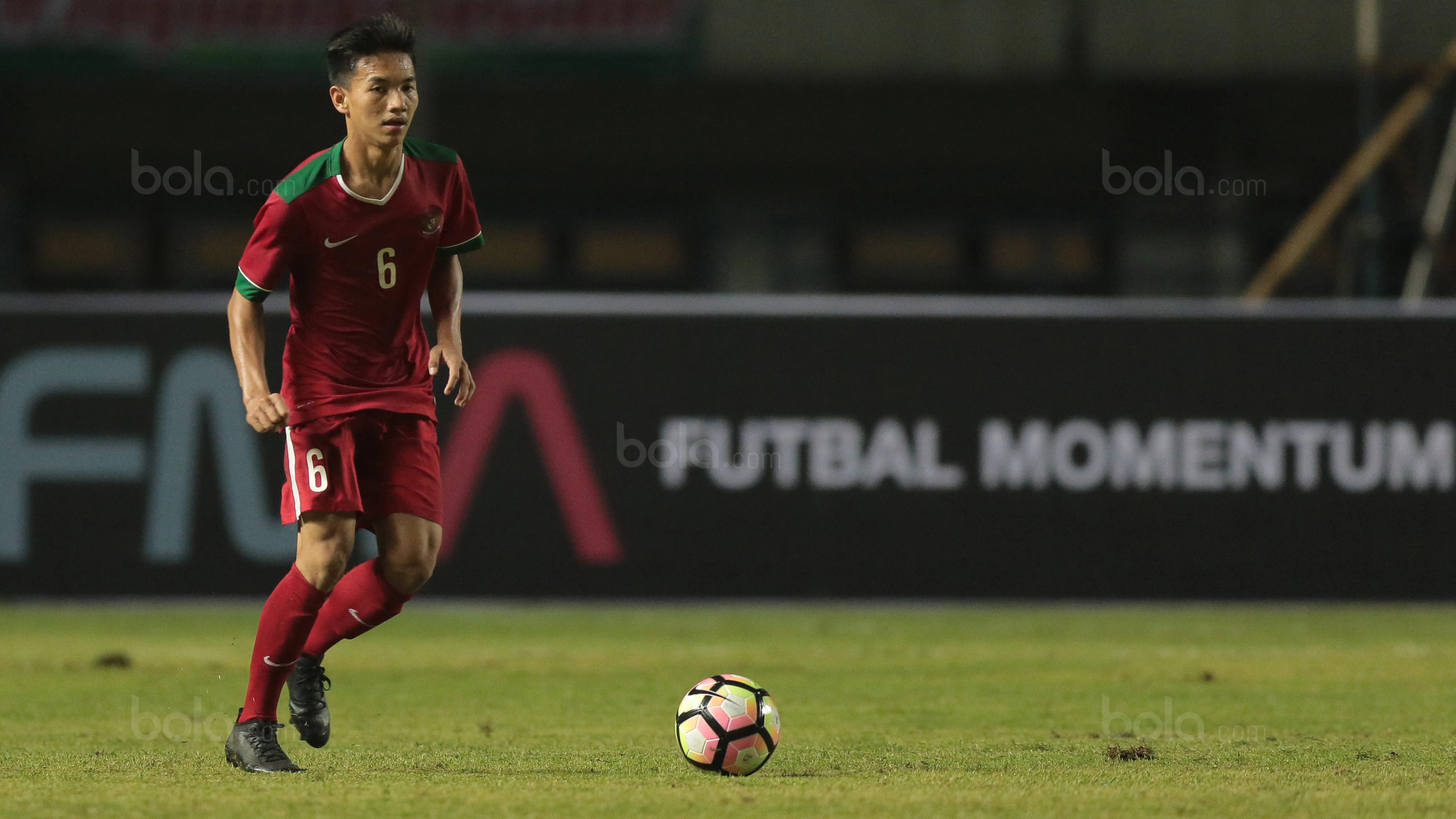 Gelandang Timnas Indonesia U-19, Muhammad Iqbal. (Bola.com/Nicklas Hanoatubun)
