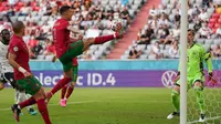 Mendekati akhir pertandingan, Cristiano Ronaldo dan rekannya bersikeras untuk membobol gawang Manuel Neuer. Namun usaha mereka harus terhenti oleh peluit panjang akhir pertandingan. Skor akhir 4-2 dengan keunggulan Jerman. (Foto: AFP/Pool/Matthias Schrader)