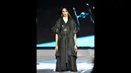Model memeragakan busana yang terinspirasi para Jedi Star Wars di I Fashion Festival 2014, Jakarta, Senin (15/12/2014). (Liputan6.com/Panji Diksana)