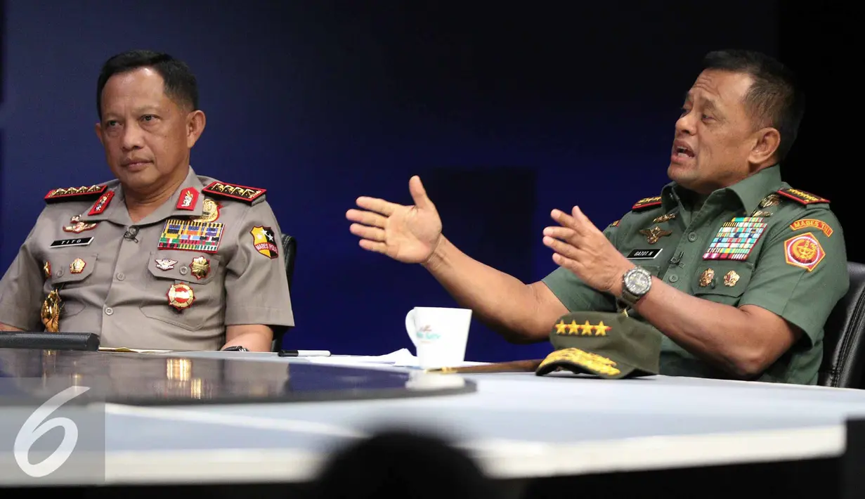 Panglima TNI Gatot Nurmantyo (kanan) saat di acara yang dipandu Najwa Shihab di Jakarta, Rabu (2/11). TNI siap mengamankan jalannya demonstrasi 4 November agar berlangsung dengan tertib dan aman dari awal hingga akhir. (Liputan6.com/Faizal Fanani)
