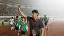 Tak lupa Shin Tae-yong serta asisten pelatih Timnas Indonesia U-19 memberikan rasa terima kasih kepada suporter. (Bola.com/M Iqbal Ichsan)