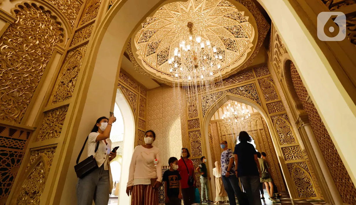 Pengunjung melihat-lihat instalasi Istana Alhambra di Mal Senayan City, Jakarta Pusat, Kamis (15/4/2022). Instalasi megah setinggi 14 meter itu merupakan perwujudan dari tema The Divine Ramadan yang dibuat untuk menyemarakkan bulan puasa. (Liputan6.com/Herman Zakharia)