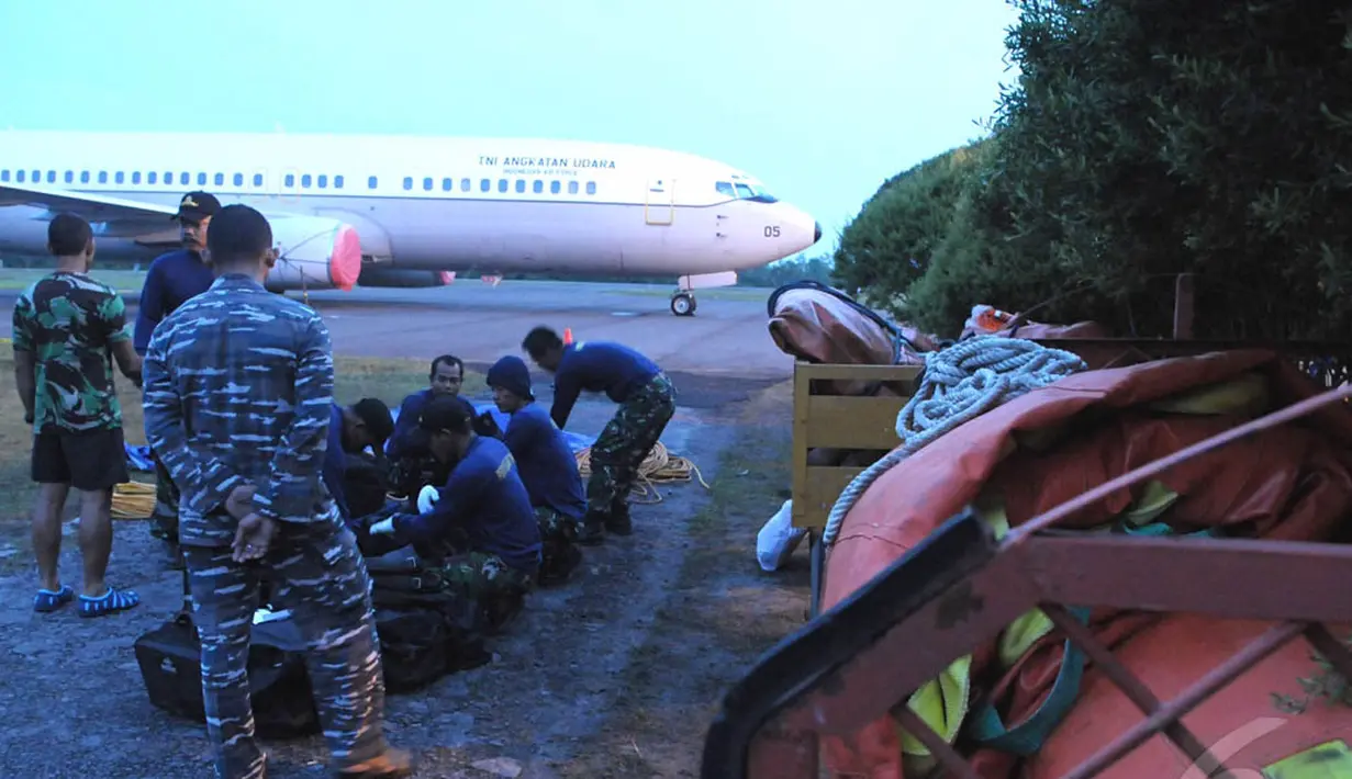 Satgas SAR TNI-AL saat mempersiapkan perlengkapan untuk mengangkat ekor pesawat AirAsia QZ8501 di Lanud Iskandar, Pangkalan Bun, Kalteng, Sabtu (10/1/2015). (Liputan6.com/Andrian M Tunay)