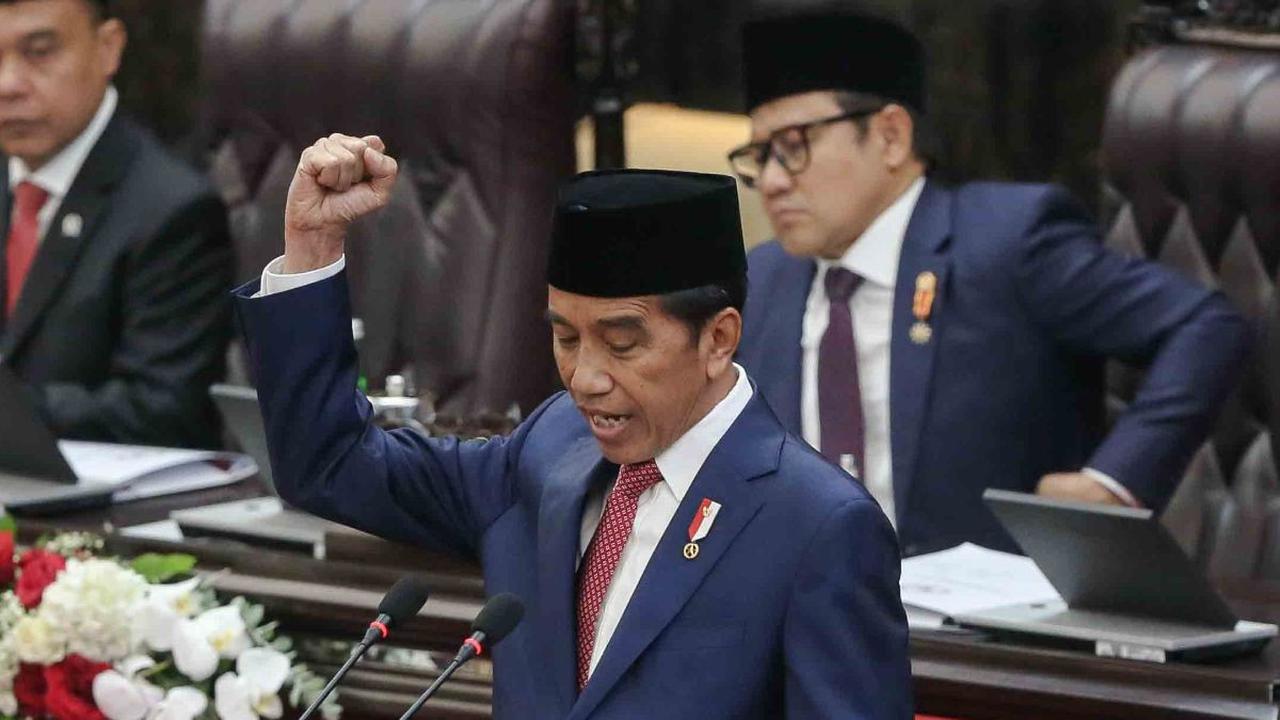 FOTO: Sampaikan RAPBN 2024 dan Nota Keuangan, Presiden Jokowi Kepalkan Tangan Pidato di Rapat Paripurna DPR