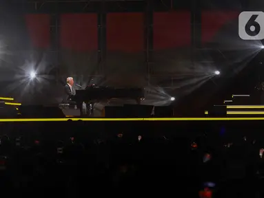 Musisi David Foster tampil saat konser bertajuk Hitman Returns di Indonesia Convention Exhibition (ICE) BSD, Kabupaten Tangerang, Banten, Sabtu (15/6/2024). (Liputan6.com/Herman Zakharia)