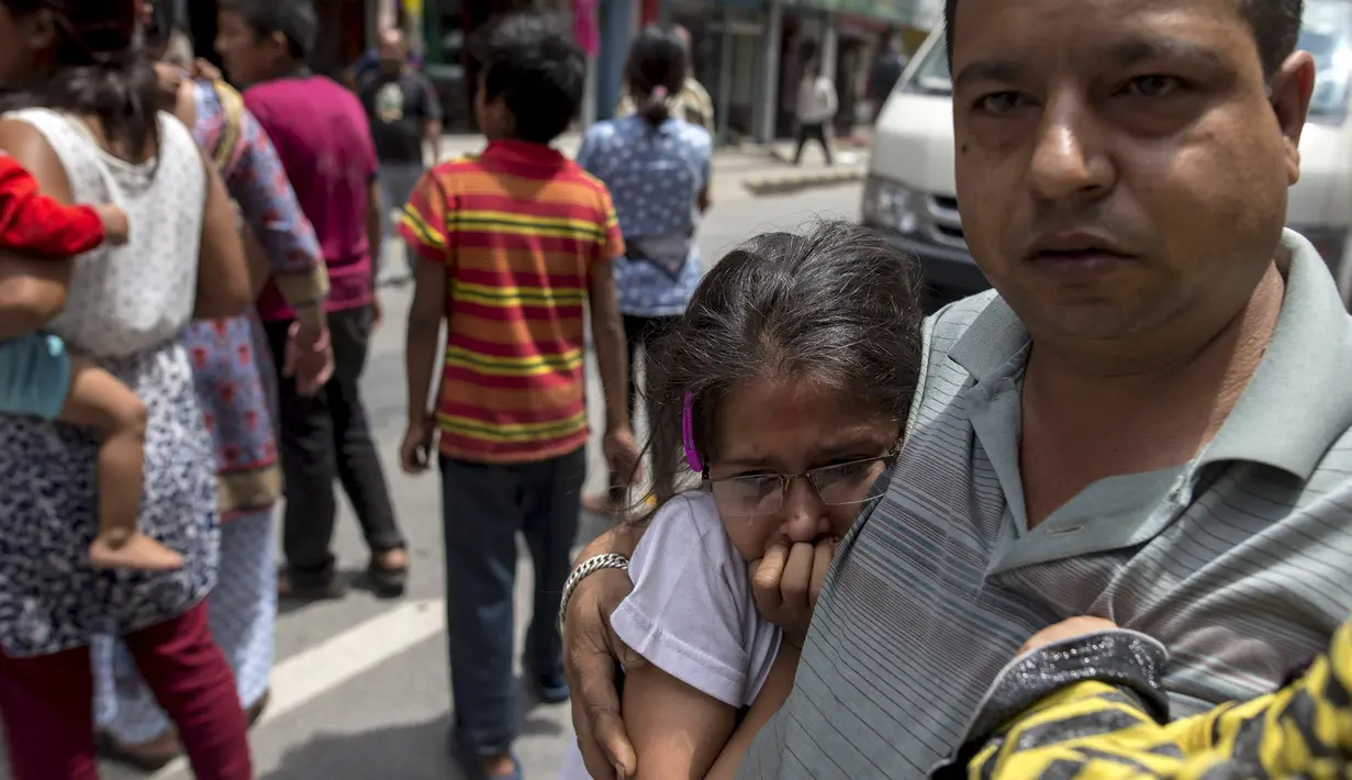 Seorang anak tampak menangis ketakukan saat gempa susulan yang kembali melanda Nepal, Selasa (12/5/2015). Berdasarkan media setempat, kekuatan gempa mencapai 7,3 SR dan berlangsung lebih dari semenit. (REUTERS/Athit Perawongmetha)