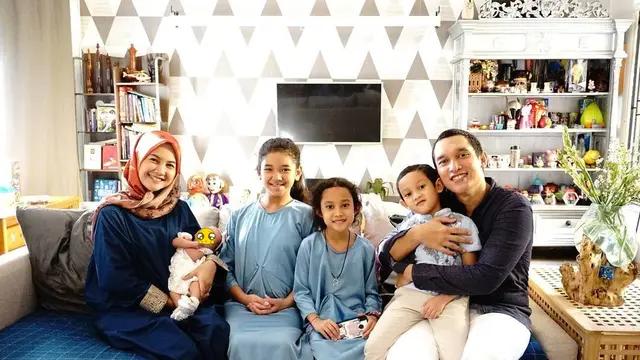 Mualaf Demi Bisa Menikah, Ini 6 Potret Romantis Giovanni Tobing dan Sang Istri
