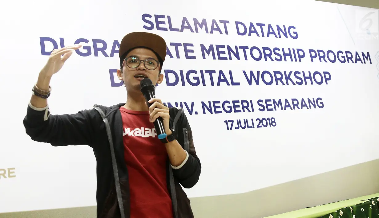 Head of community management bukalapak Muhammad Fikri saat memberikan digital workshop Emtek Goes To Campus 2018 di Universitas Negeri Semarang (UNNES), Semarang, Selasa (17/7). Kegiatan akan digelar pada Selasa-Kamis. (Liputan6.com/Herman Zakharia)