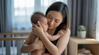 Cara Gendong Bayi 3 Bulan yang Aman dan Nyaman untuk Menopang Tumbuh Kembangnya