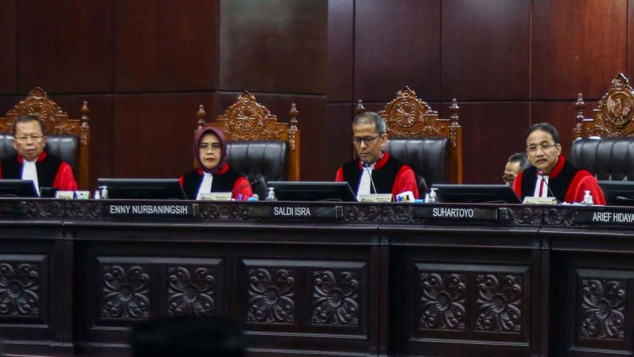 VIDEO: Hakim MK Arsul Sani Bela Presiden Jokowi Soal Dana Bansos, "Saya Eks DPR Pasti Ngerti"