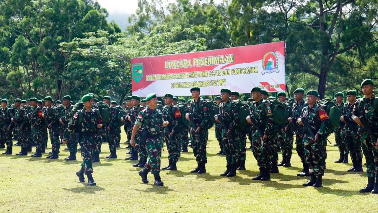Sebanyak 900 prajurit TNI tiba di wilayah perbatasan Papua. Ratusan prajurit itu berasal dari dua batalyon diterima oleh Satgas Pamtas Statis RI-PNG Yonif 122/Tombak Sakti (TS) dan Yonif 310/Kidang Kancana (KK).