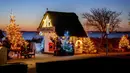 Pohon Natal dan Sinterklas menghiasi pintu masuk pantai di Haffkrug, Jerman utara, Senin (20/12/2021). (AP Photo/Michael Probst)