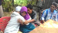 M Arsyad (baju putih) pemuda yang menghina Presiden Jokowi bebas dari tahanan dan berkumpul kembali dengan kedua orangtuanya.(Liputan6.com/ Ahmad Romadoni)