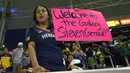 Seorang suporter LA Galaxy membawa tulisan selamat datang untuk Steven Gerrard. (AP Photo/Mark J. Terrill)