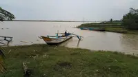 Nelayan Kebumen hilang usai perahunya terbalik dihantam gelombang tinggi laut kidul. (Foto: Liputan6.com/Polres Kebumen)
