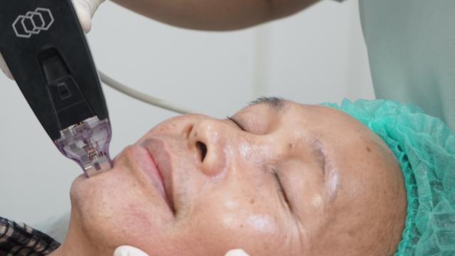 Ayah Rozak, ayahanda Ayu Ting Ting, saat melakukan perawatan kecantikan (ist)