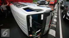 Mini Bus dengan Nopol 7054 K terbalik di Jalan Lingkar Yogyakarta, Senin (9/5). Akibat kecelakaan tersebut jalur lingkar menuju Solo dan Kota Yogyakarta mengalami kemacetan. (Liputan6.com/Boy Harjanto)