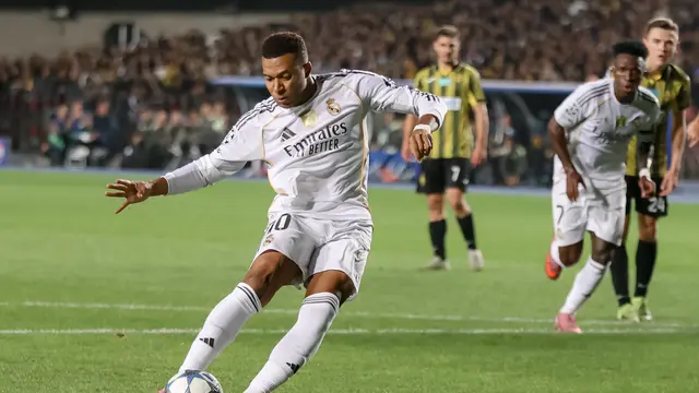 Superstar Real Madrid Kylian Mbappe mengeksekusi penalti ke gawang Kairat Almaty di matchday 2 league phase Liga Champions 2025/2026 di Ortalyq Stadion, Selasa (30/09/2025). (AP Photo/Alikhan Sariyev)