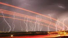 Kilatan petir terlihat dari bandara Daggett, Barstow, California, Rabu (1/7/2015) waktu setempat. Gambar ini diambil menggunakan eksposur panjang. (REUTERS/Gene Blevins)