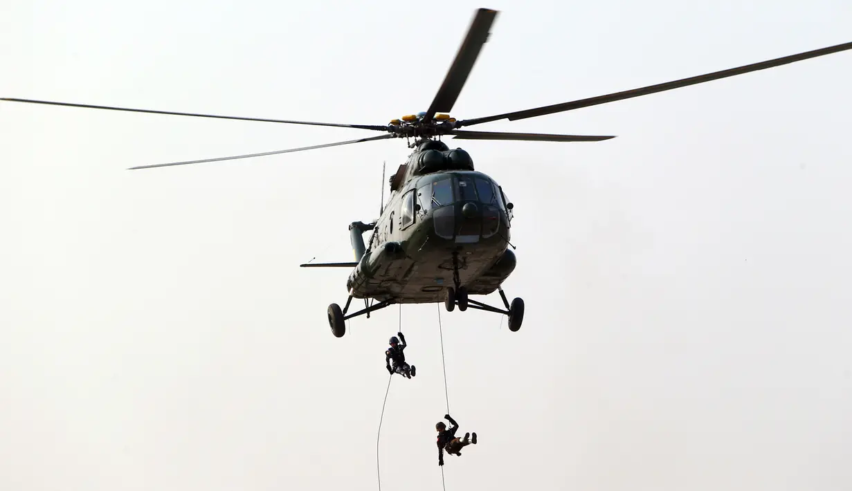 Tentara Myanmar turun dari helikopter saat berpartisipasi pada parade untuk memperingati Hari Angkatan Bersenjata ke-73 di Naypyitaw, Selasa (27/3). Angkatan bersenjata Myanmar menampilkan kekuatannya dalam parade militer (AP Photo/Aung Shine Oo)