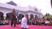 Pelaksanaan hukuman cambuk di Banda Aceh (Liputan6.com/Windy Phagta)