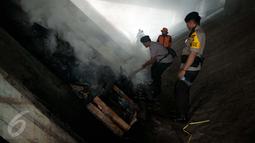 Satuan Brimob memeriksa tumpukan sampah yang berada di bawah Fly over jalan Dewi Sartika, Cawang, Jakarta, Rabu (19/4). Kepolisian mengimbau masyarakat untuk meningkatkan pengawasan di lingkungan masing-masing. (Liputan6.com/Gempur M. Surya)
