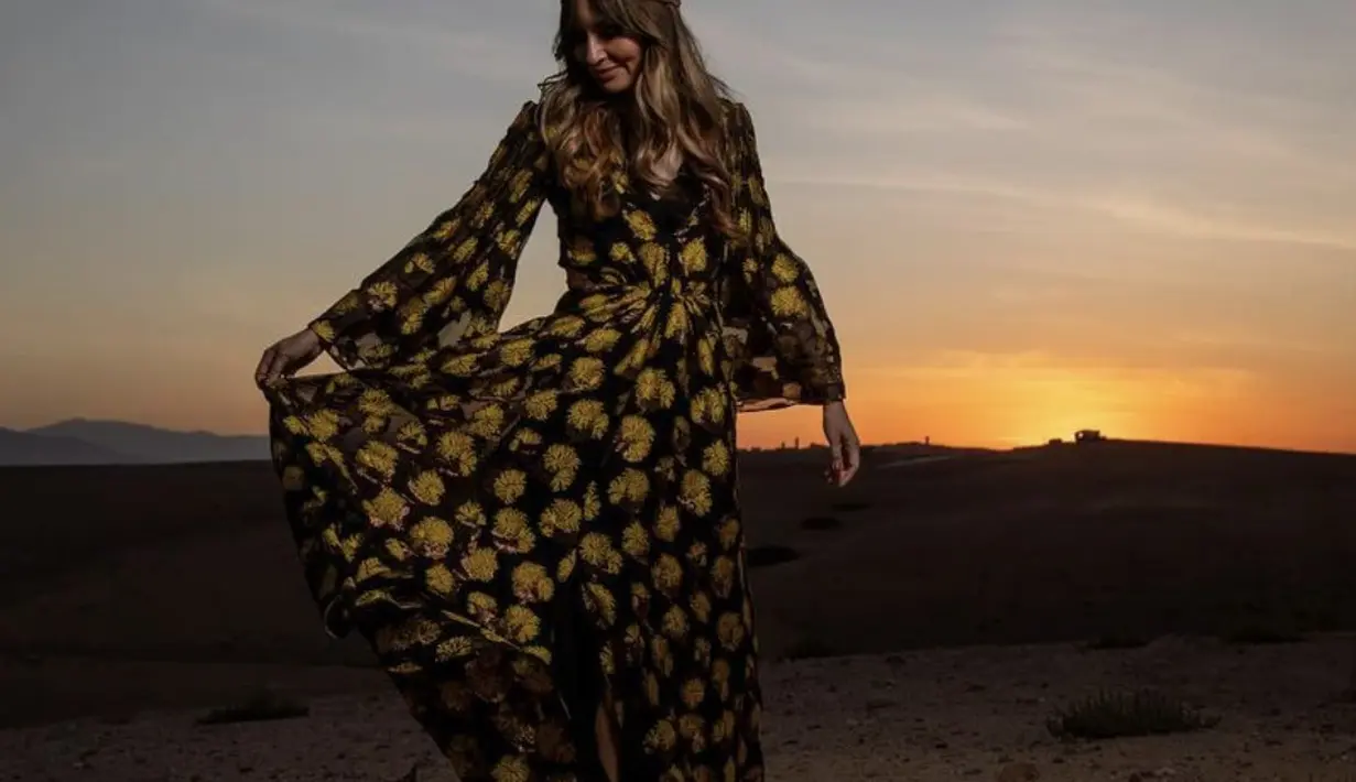 Gaya fashionnya menghadirkan kesan playful dan elegan. Pilihan dress semi kaftan dengan potongan longgar dibuat kian menarik oleh motif cantik yang dihadirkan.  [Foto: Instagram/ Bianca Adinegoro]