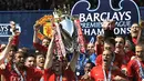 Manchester United team celebrate with the English Premier League trophy after drawing 0-0 with Arsenal at Old Trafford, on May 16, 2009.The club's third title in a row equals Liverpool's record of 18 League championships. AFP PHOTO/ADRIAN DENNIS