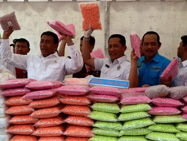 Menko Polhukam Wiranto (kedua kiri) dan Kepala BNN Budi Waseso (tengah) menujukkan barang bukti narkotika yang berhasil disita di Gedung 745 Teknik Sanitasi Angkasa Pura II Bandara Soekarno Hatta, Banten, Kamis (28/12). (Liputan6.com/JohanTallo)