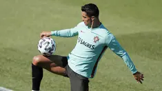 Penyerang Portugal, Cristiano Ronaldo mengontrol bola saat mengikuti sesi latihan tim di Oeiras, luar Lisbon, Kamis (3/6/2021). Portugal akan menghadapi Spanyol dalam pertandingan persahabatan internasional pada Sabtu (5/6/2021). (AP Photo/Armando Franca)