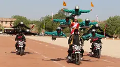 Para calon polisi India saat tampil beratraksi ekstrem di atas sepeda motor selama mengikuti parade di Pusat Pelatihan Polisi Rajasthan di Jodhpur, India, Jumat (24/4/2015).(AFP FOTO)