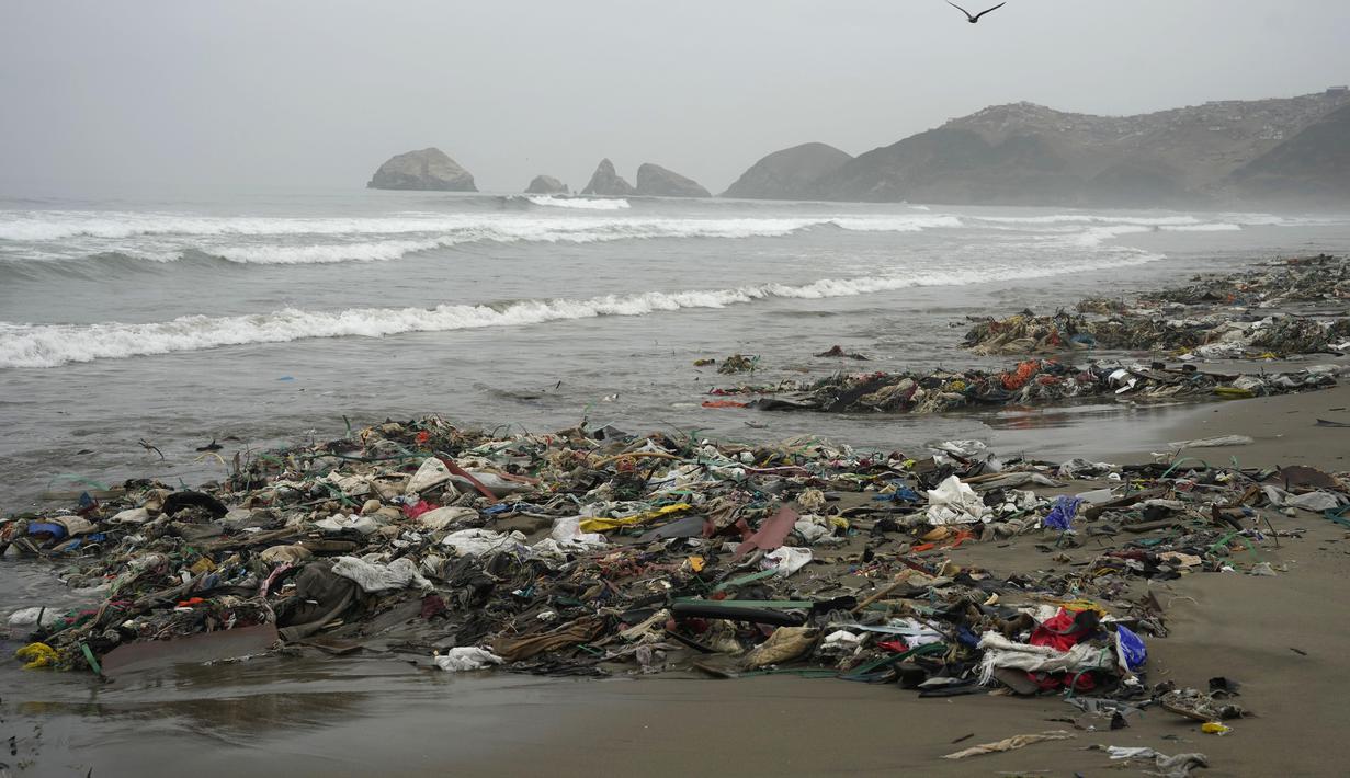 Sampah berserakan di tepi pantai Los Delfines, di distrik Ventanilla, Callao, Peru, Rabu, 2 Agustus 2023. (AP Photo/Martin Mejia)