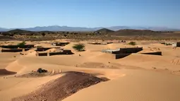 Pemandanan rumah-rumah terlantar di Desa Omani, Wadi al-Murr, Oman, 31 Desember 2020. Mantan penduduk dan wisatawan yang penasaran ramai-ramai datang untuk menemukan kembali dusun yang ditelan gurun itu. (MOHAMMED MAHJOUB/AFP)