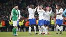 Pemain Timnas Prancis merayakan kemenangan 1-0 atas Timnas irlandia pada laga laga Grup B Kualifikasi Euro 2024 di Stadion Aviva, Dublin, Irlandia, Selasa (28/03/2023) WIB. (AP Photo/Petter Morisson)
