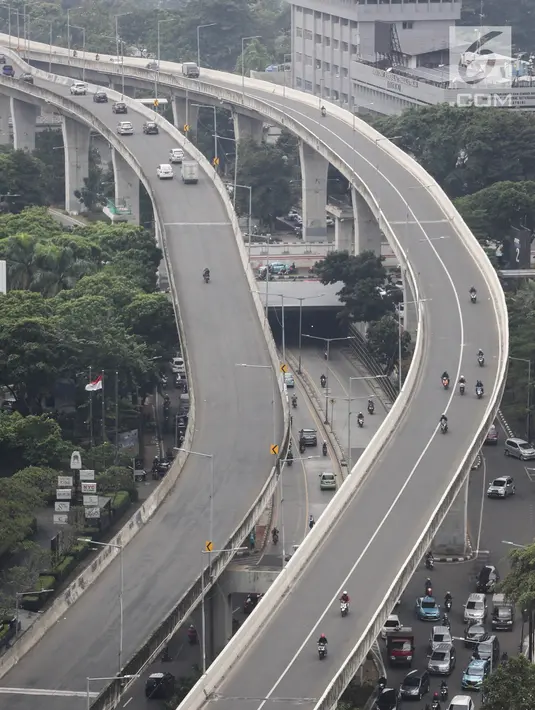 Kendaraan bermotor melintas di kawasan Jalan Layang Non Tol (JLNT) Tanah Abang - Kampung Melayu, Jakarta, Rabu (6/3). JLNT berbahaya bagi pemotor yang melintas karena angin yang cukup kencang. (Liputan6.com/Fery Pradolo)