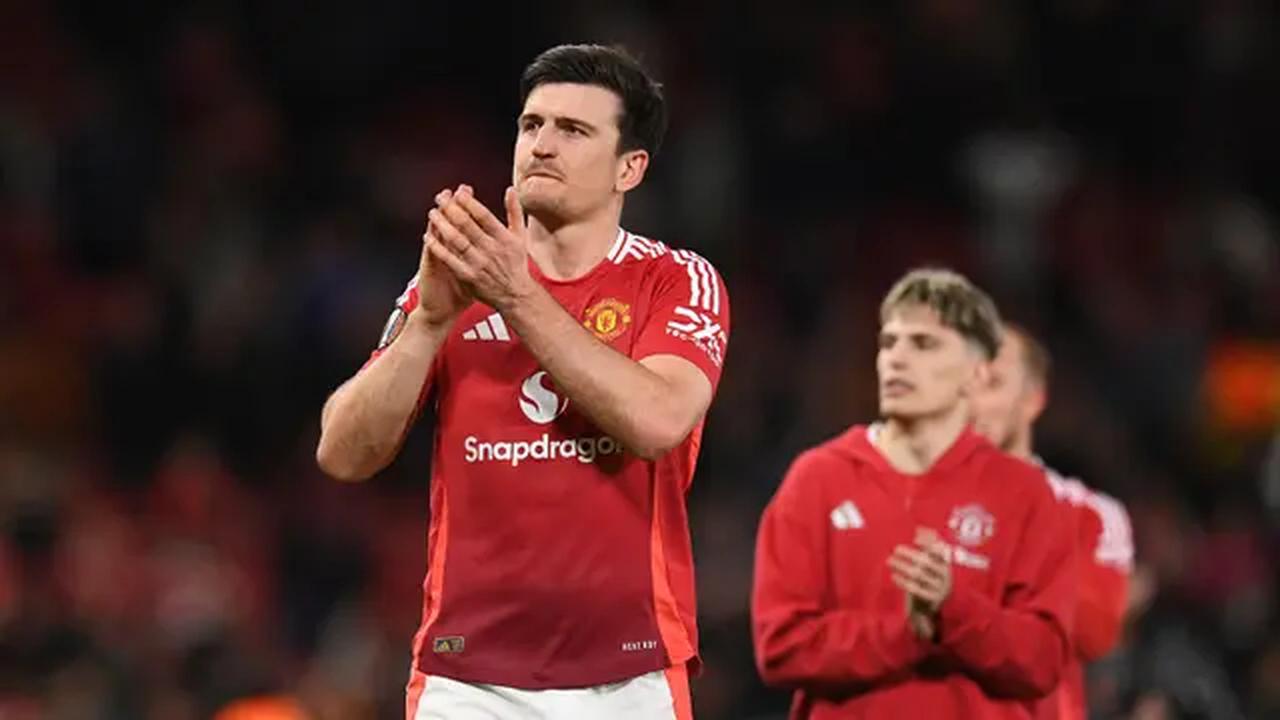 Pemain Manchester United, Harry Maguire merayakan kemenangan atas Lyon dalam laga leg 2 perempat final Liga Europa 2024/2025 di Old Trafford, Manchester, Inggris, Jumat (18/04/2025) WIB. (AFP/Oli Scarff)