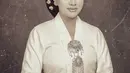 Vicky Shu begitu anggun sebagai Kartini. Dengan konde khas disertai sentuhan bunga yang cantik serta kebaya kutu baru klasik sederhana menghadirkan kesan yang begitu elegan.  [Foto: yudajulianofficial]