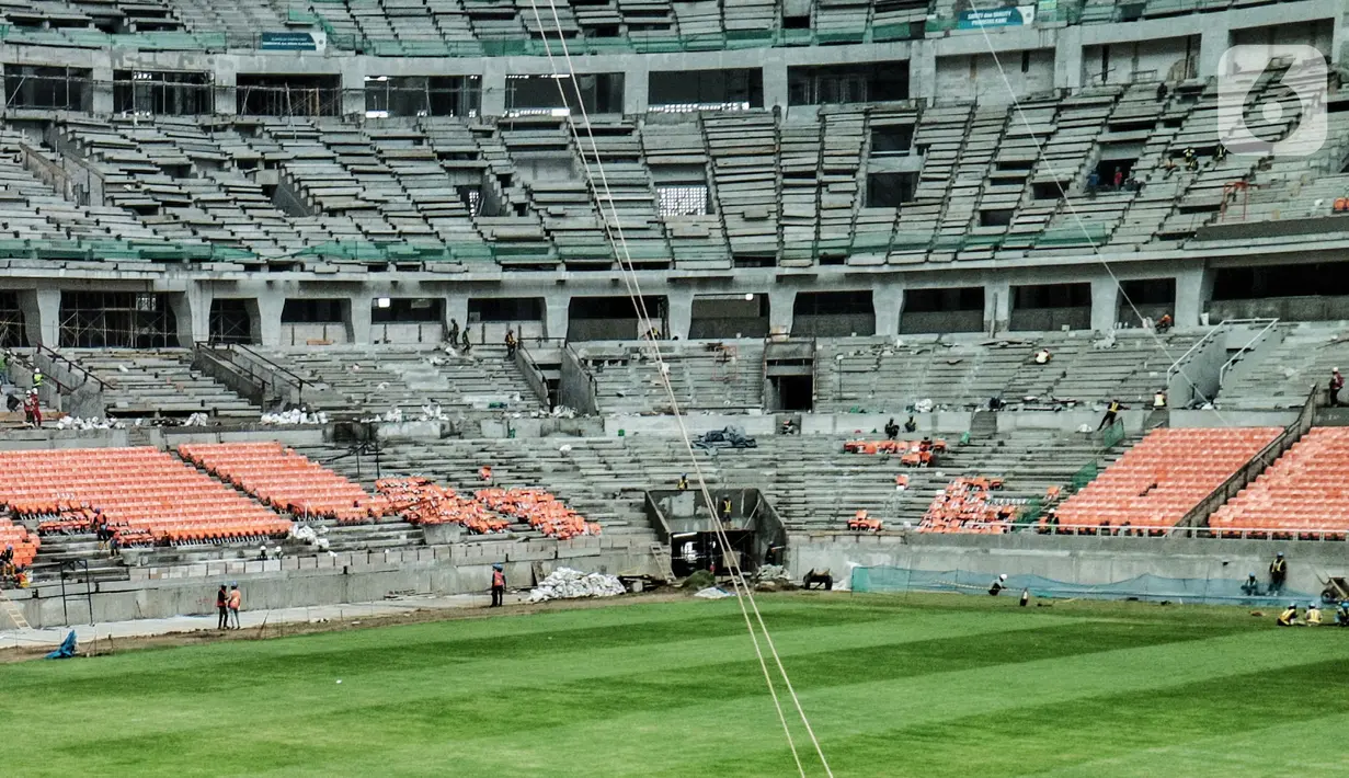 Pekerja saat menyelesaikan proyek pembangunan Jakarta International Stadium (JIS), Papanggo, Jakarta Utara, Selasa (7/12/2021). Progres pembangunan stadion sepakbola dengan kapasitas 82.000 penonton tersebut saat ini baru mencapai 87 persen. (merdeka.com/Iqbal S Nugroho)