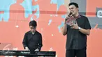 Tulus menyanyikan lagu berjudul 'Gajah' saat menghibur pelajar di Pesta Pendidikan di RPTRA Kalijodo, Jakarta, Selasa (2/5). Tulus meriahkan Pesta Pendidikan dalam Peringatan hari pendidikan Nasional di RPTRA Kalijodo. (Liputan6.com/Yoppy Renato)