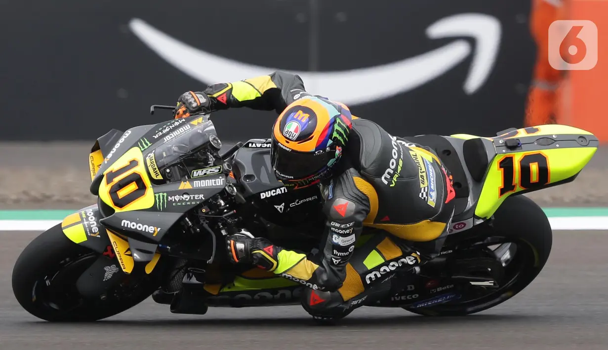 Pembalap Mooney VR46 Racing Team, Luca Marini saat sesi kualifikasi MotoGP di Pertamina Mandalika International Street Sirkuit, Nusa Tenggara Barat, Sabtu (22/3/2022). (Liputan6.com/Helmi Fithriansyah)