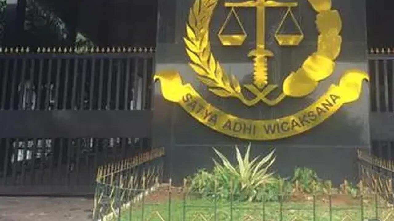 Uang Rp27 miliar itu diserahkan Irwan Hermawan melalui kuasa hukum Maqdir Ismail.