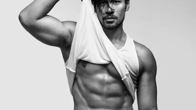 Potret Chicco Jerikho yang Pancarkan Aura Hot Daddy