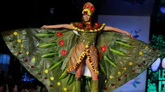 Seorang model berpose di atas catwalk mengenakan busana unik saat pergelaran Biofashion di Cali, Kolombia (19/11). Biofashion merupakan peragaan busana yang menampilkan karya terbuat dari tanaman dan bahan daur ulang lainnya. (Reuters/Jaime Saldarriaga)