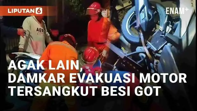 Pemadam kebakaran nyatanya tidak hanya menerima laporan kebakaran maupun evakuasi hewan berbahaya. Seorang pemuda di Surabaya mendapat pertolongan damkar usai terkena apes. Standar motornya tersangkut besi penutup got dan sulit dilepaskan.